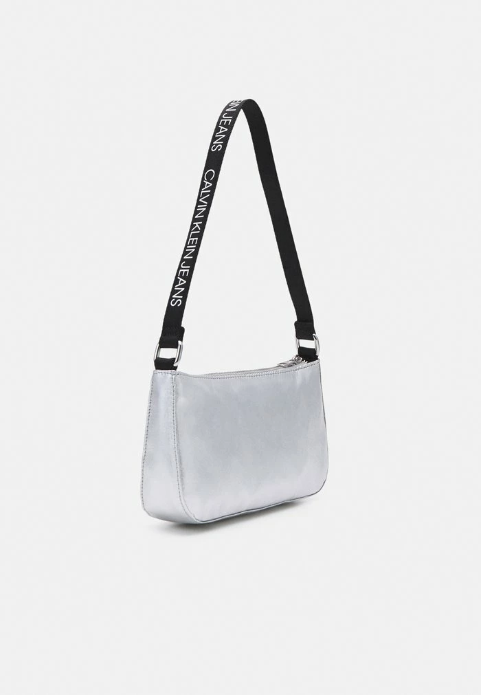 Calvin Klein Jeans FESTIVE SHOULDER BAG UNISEX - Sac Bandoulière - Silver Metallic 2 Calvin Klein Jeans FESTIVE SHOULDER BAG UNISEX - Sac Bandoulière - Silver Metallic – Image 2