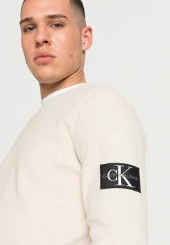 Calvin Klein Jeans MONOGRAM BADGE WAFFLE TEE - Sweatshirt - Eggshell -Calvin Klein Elegant Magasin b519083051c34bbba6dad10aab563c0e