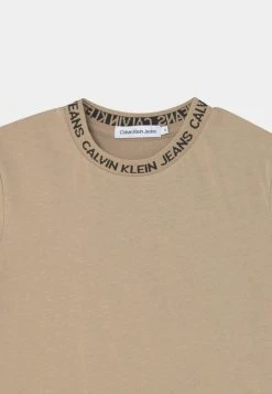 Calvin Klein Jeans INTARSIA LOGO UNISEX - T-shirt Imprimé - Horseradish -Calvin Klein Elegant Magasin b60dd7f25091440cbcb84cdfdfa9f003