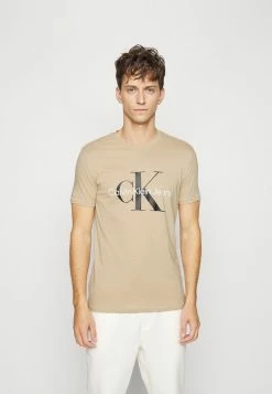 Calvin Klein Jeans SEASONAL MONOGRAM TEE - T-shirt Imprimé - Tawny Sand -Calvin Klein Elegant Magasin b6e10d14598d414ca3326823f1012713