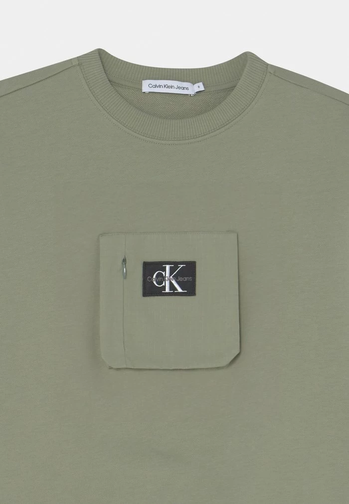 Calvin Klein Jeans MIX MEDIA - Sweatshirt - Forest Khaki 3 Calvin Klein Jeans MIX MEDIA - Sweatshirt - Forest Khaki – Image 3