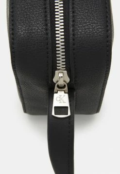 Calvin Klein Jeans MINIMAL MONOGRAM CAMERA BAG - Sac Bandoulière - Black -Calvin Klein Elegant Magasin b999a6d5e1be45229672048183a5b3b9