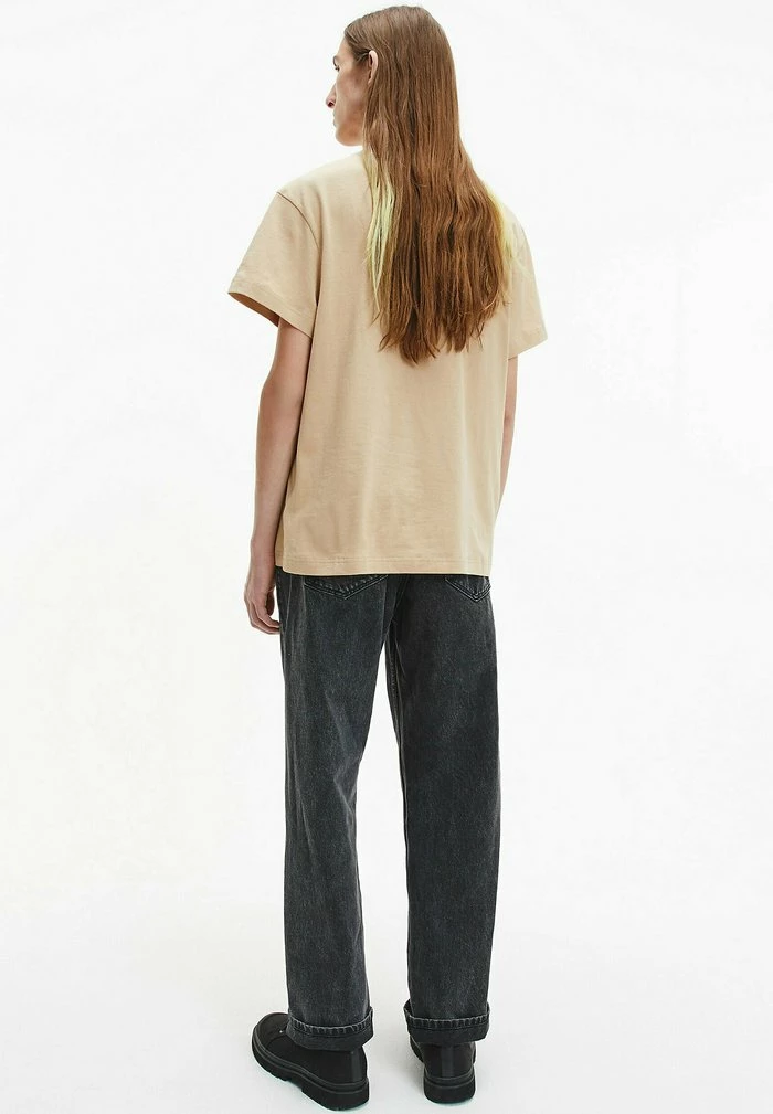 Calvin Klein Jeans T-shirt Imprimé - Tawny Sand 3 Calvin Klein Jeans T-shirt Imprimé - Tawny Sand – Image 3