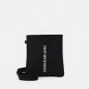 Calvin Klein Jeans MICRO FLATPACK OUTLINE UNISEX - Sac Bandoulière - Black