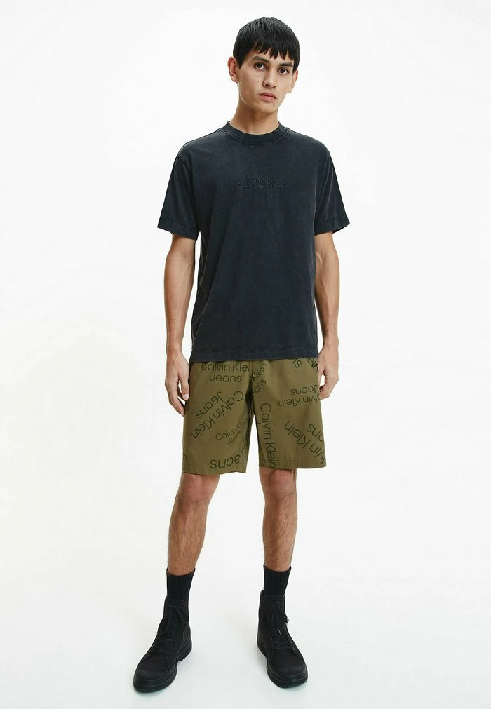 Calvin Klein Jeans ALL-OVER LOGO - Short - Logo Aop Burnt Olive 2 Calvin Klein Jeans ALL-OVER LOGO - Short - Logo Aop Burnt Olive – Image 2