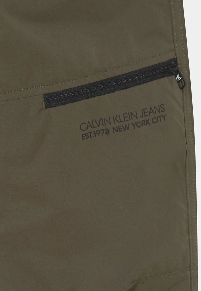 Calvin Klein Jeans TECHNICAL ZIP - Pantalon Cargo - Grape Leaf 3 Calvin Klein Jeans TECHNICAL ZIP - Pantalon Cargo - Grape Leaf – Image 3