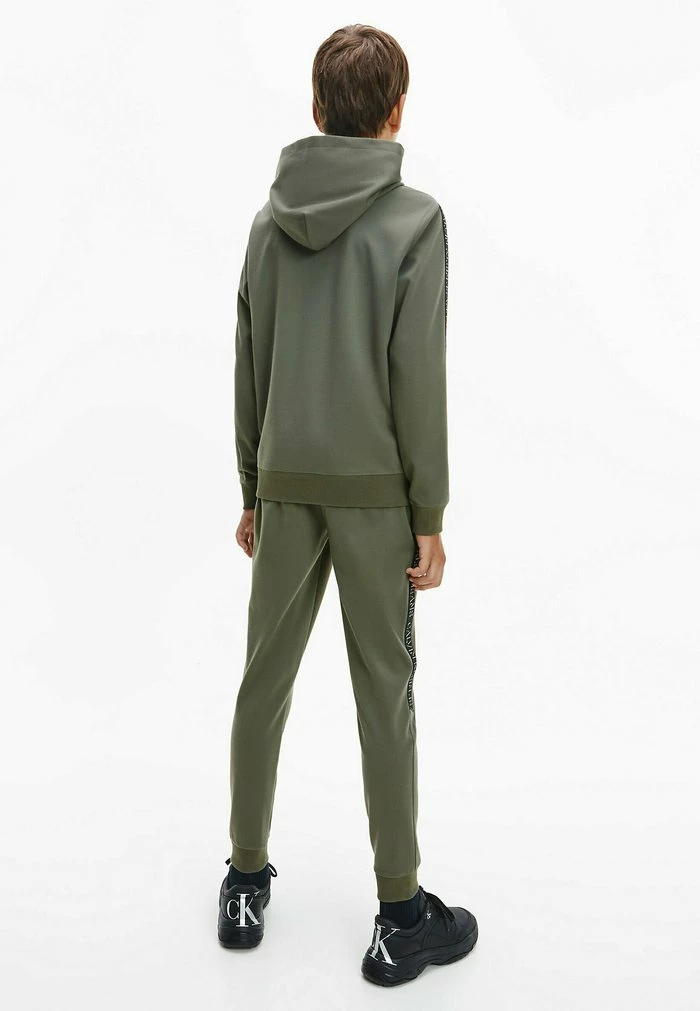 Calvin Klein Jeans MILANO - Sweat à Capuche - Grape Leaf 2 Calvin Klein Jeans MILANO - Sweat à Capuche - Grape Leaf – Image 2