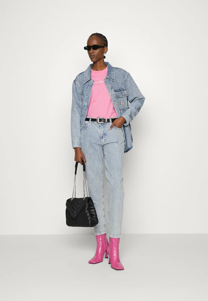 Calvin Klein Jeans SHRUNKEN INSTITUTIONAL TEE - T-shirt Basique - Lipstick Pink 2 Calvin Klein Jeans SHRUNKEN INSTITUTIONAL TEE - T-shirt Basique - Lipstick Pink – Image 2