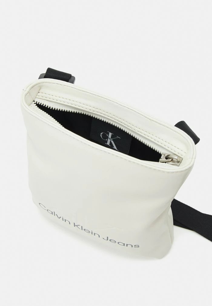 Calvin Klein Jeans MONOGRAM SOFT FLATPACK S - Sac Bandoulière - Tofu 3 Calvin Klein Jeans MONOGRAM SOFT FLATPACK S - Sac Bandoulière - Tofu – Image 3