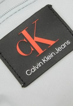 Calvin Klein Jeans CAMERA BAG - Sac Bandoulière - Stone Grey -Calvin Klein Elegant Magasin c301d58d7d4f41b29afa3a566e474dff