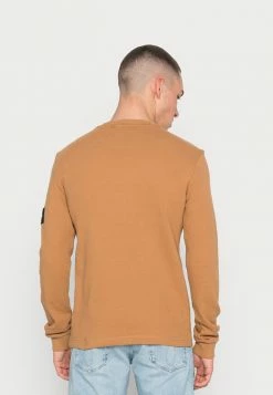 Calvin Klein Jeans MONOGRAM BADGE WAFFLE TEE - Sweatshirt - Tobacco Brown -Calvin Klein Elegant Magasin c32c395dd26e41658a1083738abed676