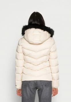 Calvin Klein Jeans SHORT FITTED PUFFER - Doudoune - Muslin 8 Calvin Klein Jeans SHORT FITTED PUFFER - Doudoune - Muslin -Calvin Klein Elegant Magasin c516c4aa8fe642e6912bd429af2ee997