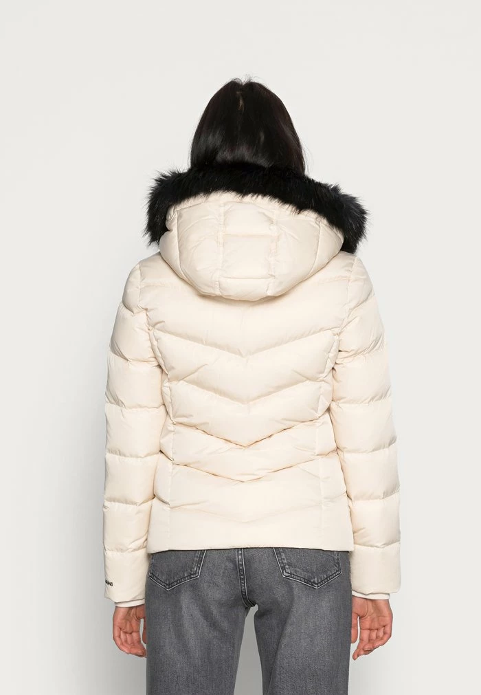 Calvin Klein Jeans SHORT FITTED PUFFER - Doudoune - Muslin 3 Calvin Klein Jeans SHORT FITTED PUFFER - Doudoune - Muslin – Image 3