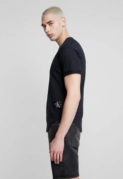 Calvin Klein Jeans BADGE TURN UP SLEEVE - T-shirt Basique - Black -Calvin Klein Elegant Magasin c7cb36b38a894d31b9c507d954e68523