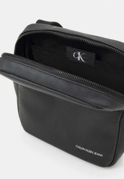 Calvin Klein Jeans MICRO PEBBLE REPORTER S - Sac Bandoulière - Black -Calvin Klein Elegant Magasin c8353e08d3f5402eb402e283b4f44d31