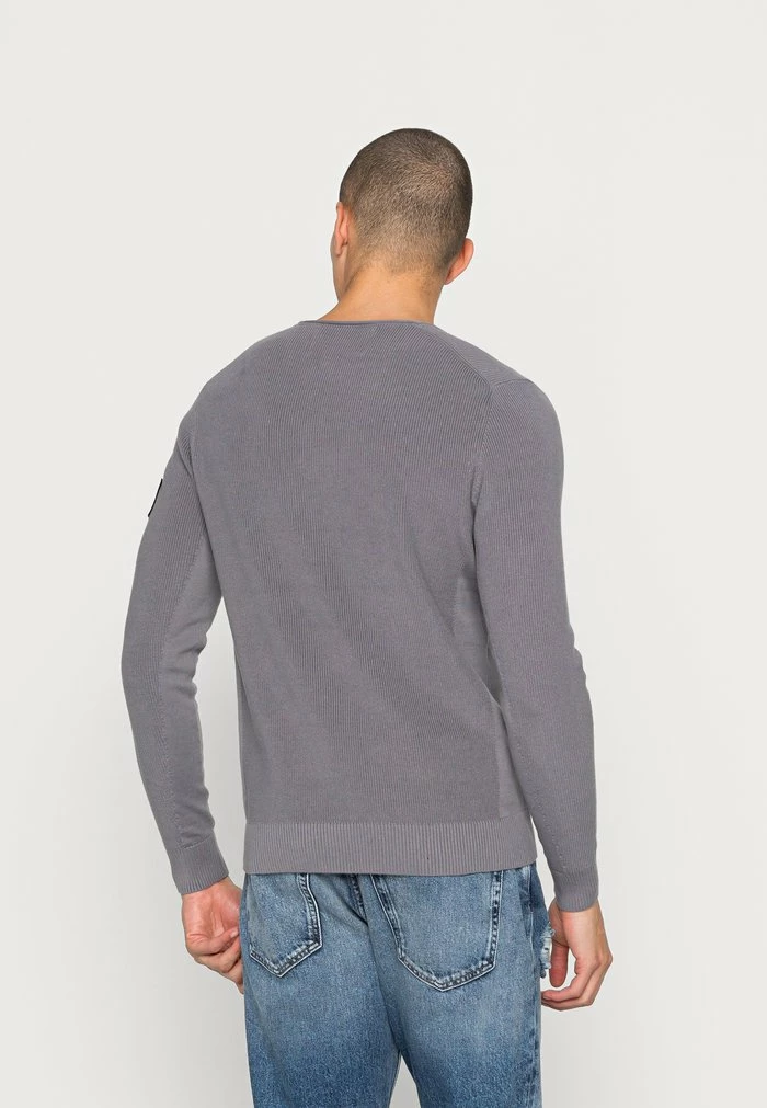 Calvin Klein Jeans MONOGRAM BADGE CREW NECK - Pullover - Fossil Grey 3 Calvin Klein Jeans MONOGRAM BADGE CREW NECK - Pullover - Fossil Grey – Image 3