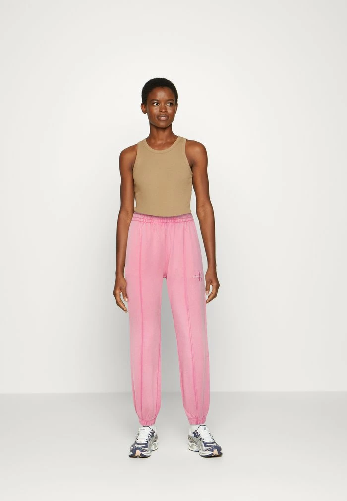 Calvin Klein Jeans MONOGRAM LOGO PANT - Pantalon De Survêtement - Lipstick Pink 2 Calvin Klein Jeans MONOGRAM LOGO PANT - Pantalon De Survêtement - Lipstick Pink – Image 2