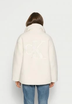 Calvin Klein Jeans BACK EMBROIDERY SHERPA JACKET - Veste D'hiver - Muslin 7 Calvin Klein Jeans BACK EMBROIDERY SHERPA JACKET - Veste D'hiver - Muslin -Calvin Klein Elegant Magasin caf2ededb89a43db9c28afd1c7cf3608