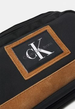 Calvin Klein Jeans SPORT ESSENTIALS WAISTBAG UNISEX - Sac Banane - Black -Calvin Klein Elegant Magasin cc01a012c7ce4d3a82c2c1c2a294eeaa
