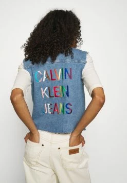 Calvin Klein Jeans PRIDE CROPPED VEST - Veste Sans Manches - Denim Medium 9 Calvin Klein Jeans PRIDE CROPPED VEST - Veste Sans Manches - Denim Medium -Calvin Klein Elegant Magasin cdda49a8ffe844ceb1c468998d00d772