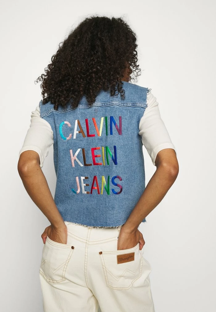 Calvin Klein Jeans PRIDE CROPPED VEST - Veste Sans Manches - Denim Medium 4 Calvin Klein Jeans PRIDE CROPPED VEST - Veste Sans Manches - Denim Medium – Image 4