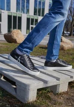 Calvin Klein Jeans CUPSOLE LACEUP LOGO - Baskets Basses - Black -Calvin Klein Elegant Magasin cde58706da954f1f81a4a02ac2d7e877