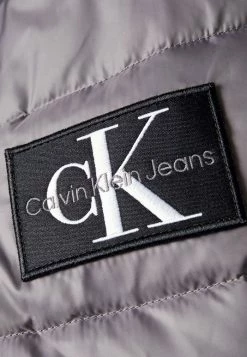 Calvin Klein Jeans LIGHTWEIGHT PADDED JACKET - Veste D'hiver - Fossil Grey 13 Calvin Klein Jeans LIGHTWEIGHT PADDED JACKET - Veste D'hiver - Fossil Grey -Calvin Klein Elegant Magasin cdf4fc27c2b84c7785b884d705cdcc3d