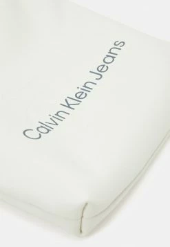 Calvin Klein Jeans MONOGRAM SOFT FLATPACK S - Sac Bandoulière - Tofu 7 Calvin Klein Jeans MONOGRAM SOFT FLATPACK S - Sac Bandoulière - Tofu -Calvin Klein Elegant Magasin cefc3ab553314aad9388d1563dc021ec