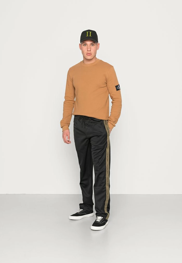 Calvin Klein Jeans CONTRAST TAPE TRACK PANT - Pantalon De Survêtement - Black 2 Calvin Klein Jeans CONTRAST TAPE TRACK PANT - Pantalon De Survêtement - Black – Image 2