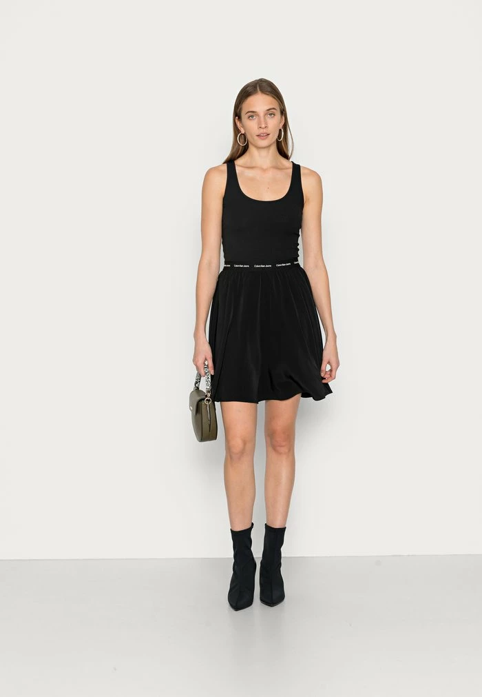 Calvin Klein Jeans CONTRAST TAPE ELASTIC - Robe De Jour - Black 2 Calvin Klein Jeans CONTRAST TAPE ELASTIC - Robe De Jour - Black – Image 2