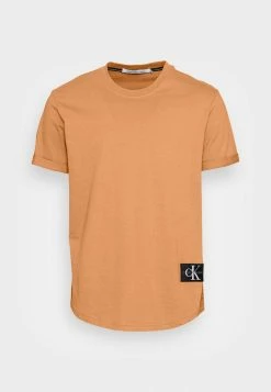 Calvin Klein Jeans BADGE TURN UP SLEEVE - T-shirt Basique - Tobacco Brown 8 Calvin Klein Jeans BADGE TURN UP SLEEVE - T-shirt Basique - Tobacco Brown -Calvin Klein Elegant Magasin d51a04ee5c4f4e9ea4c70f61b62ee521