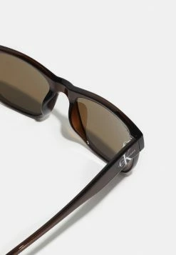 Calvin Klein Jeans UNISEX - Lunettes De Soleil - Crystal Brown -Calvin Klein Elegant Magasin d573c7d3cd094b0bb72c6914620a57c0
