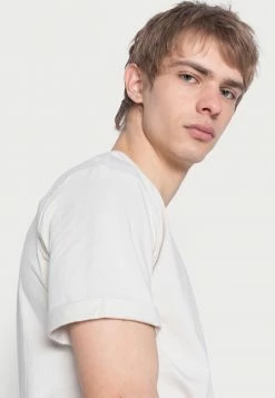 Calvin Klein Jeans BADGE TURN UP SLEEVE - T-shirt Basique - Eggshell -Calvin Klein Elegant Magasin d5b5ac33520a416d8b0d6d1109cd297b