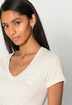 Calvin Klein Jeans MONOGRAM LOGO V NECK TEE - T-shirt Basique - Eggshell -Calvin Klein Elegant Magasin d6e2d98587f542e8a6b5805ce8c3c0f7