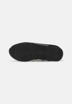Calvin Klein Jeans RETRO RUNNER - Baskets Basses - Triple Black 10 Calvin Klein Jeans RETRO RUNNER - Baskets Basses - Triple Black -Calvin Klein Elegant Magasin d6f57360f2834f74a924044d1c0e7663