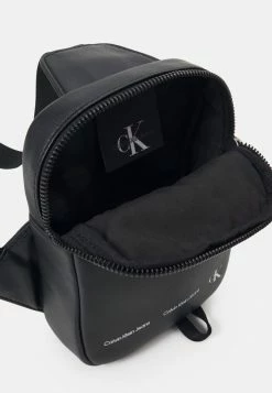 Calvin Klein Jeans LOGO STRIPE PHONE XBODY UNISEX - Sac Bandoulière - Black -Calvin Klein Elegant Magasin d833123f0f9d4e2889df361790146993