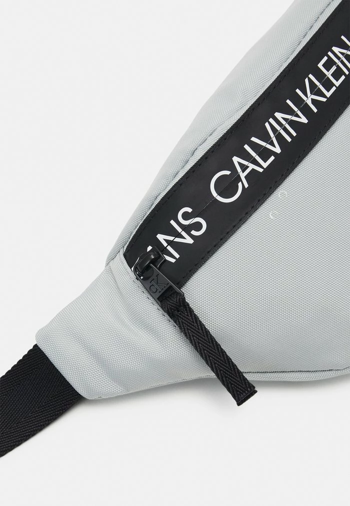 Calvin Klein Jeans LOGO TAPE WAISTBAG UNISEX - Sac Banane - Grey Dew 4 Calvin Klein Jeans LOGO TAPE WAISTBAG UNISEX - Sac Banane - Grey Dew – Image 4