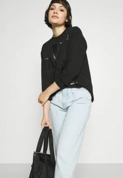 Calvin Klein Jeans BLOWN UP LOGO LONG SLEEVES TEE - T-shirt à Manches Longues - Black 12 Calvin Klein Jeans BLOWN UP LOGO LONG SLEEVES TEE - T-shirt à Manches Longues - Black -Calvin Klein Elegant Magasin d9de25eb1020453798e620eebf7ecccd