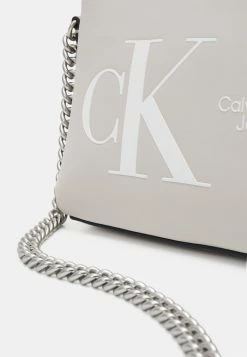 Calvin Klein Jeans SCULPTED CAMERA POUCH - Sac Bandoulière - Eggshell -Calvin Klein Elegant Magasin d9f20a4a911948b98b481f95026aa0ac