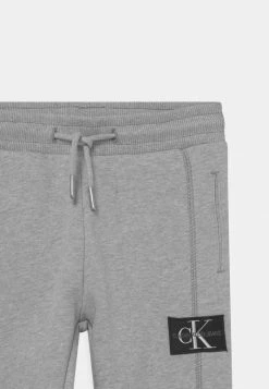 Calvin Klein Jeans BLOCKING BADGE - Pantalon De Survêtement - Light Grey Heather 5 Calvin Klein Jeans BLOCKING BADGE - Pantalon De Survêtement - Light Grey Heather -Calvin Klein Elegant Magasin da021f376e174599a9614aca6266b8cf