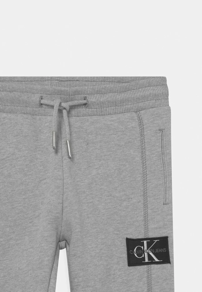 Calvin Klein Jeans BLOCKING BADGE - Pantalon De Survêtement - Light Grey Heather 3 Calvin Klein Jeans BLOCKING BADGE - Pantalon De Survêtement - Light Grey Heather – Image 3