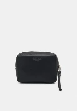 Calvin Klein Jeans MICRO PEBBLE MED POUCH UNISEX - Sac à Main - Black