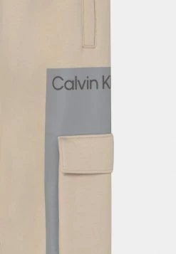 Calvin Klein Jeans PLACED COLOR BLOCK - Pantalon De Survêtement - Muslin -Calvin Klein Elegant Magasin db854a0e72644320933a891247e84415