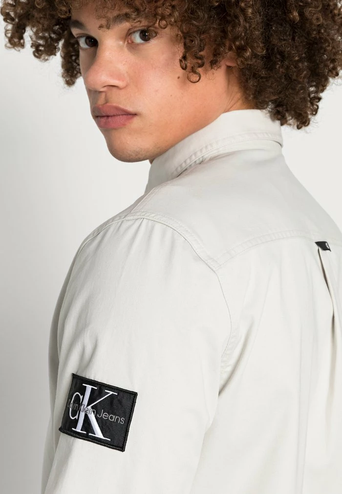 Calvin Klein Jeans MONOGRAM BADGE - Chemise - Stratus Grey 5 Calvin Klein Jeans MONOGRAM BADGE - Chemise - Stratus Grey – Image 5