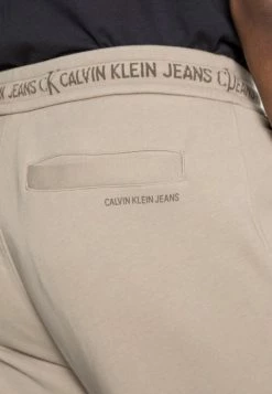 Calvin Klein Jeans LOGO PANT - Pantalon De Survêtement - Crockery 9 Calvin Klein Jeans LOGO PANT - Pantalon De Survêtement - Crockery -Calvin Klein Elegant Magasin dcc3479e7da04d87885b73362b0fc205