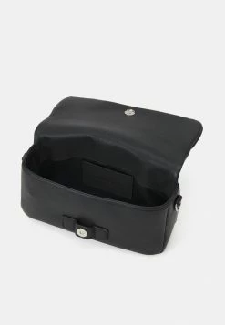 Calvin Klein Jeans ULTRALIGHT FLAP BAG - Sac Bandoulière - Black -Calvin Klein Elegant Magasin de55837f19924d2b8a95e42aea459e96