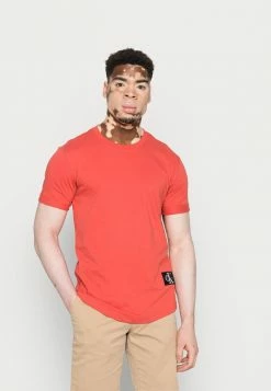 Calvin Klein Jeans BADGE TURN UP SLEEVE - T-shirt Basique - Koralle