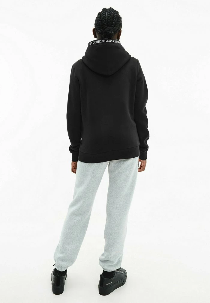 Calvin Klein Jeans INTARSIA LOGO HOODIE UNISEX - Sweat à Capuche - Ck Black 3 Calvin Klein Jeans INTARSIA LOGO HOODIE UNISEX - Sweat à Capuche - Ck Black – Image 3