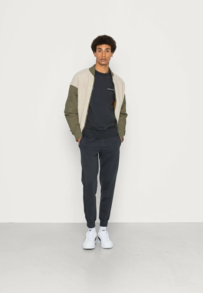 Calvin Klein Jeans MONOGRAM LOGO WASHED CREW NECK - Sweatshirt - Washed Black 2 Calvin Klein Jeans MONOGRAM LOGO WASHED CREW NECK - Sweatshirt - Washed Black – Image 2