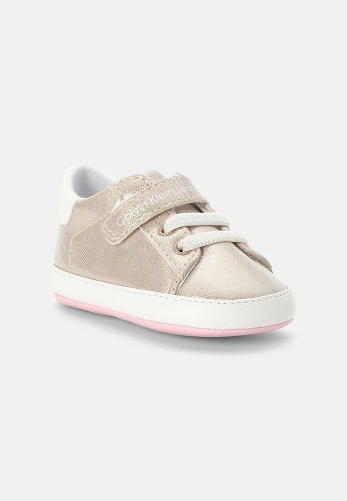 Calvin Klein Jeans Chaussons Pour Bébé - Beige 2 Calvin Klein Jeans Chaussons Pour Bébé - Beige – Image 2